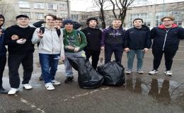 .Субботник это всегда весело. Парни из 10 классов с утра пришли в школу с перчатками и мешками, на лабутенах и в восхитительны штанах. Дождь не помешал им довести школьную территорию до зеркально го блеска. Были утилизированы бумажки, пакеты, пластиковые бутылки и даже мертвый голубь. Где ещё найти таких детей, которые будут разбрасывать мусор целый год, чтобы потом устроить себе праздник!?!